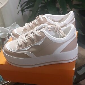 Rocket Dog wink womens, Tan and White Sneakers Retro-Inspired Comfort.